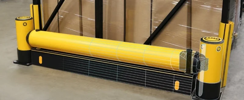 Barrera de protección para racks industriales instalada en un centro de distribución para prevenir daños por montacargas.