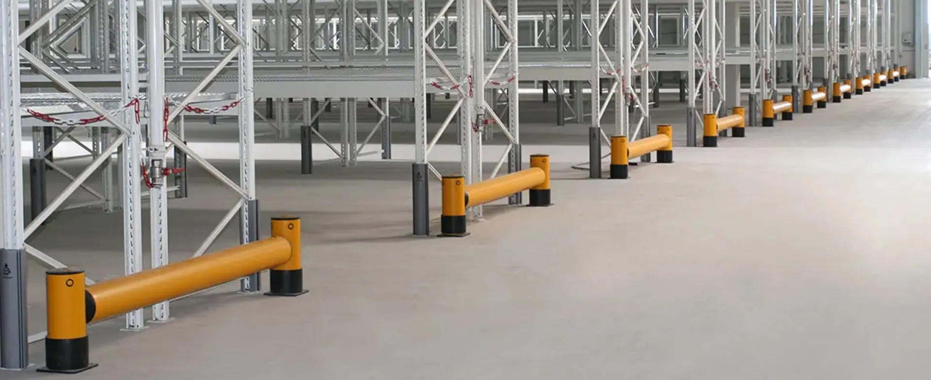 Barrera de protección para estanterías RackEnd® instalada en los extremos de racks industriales para proteger contra impactos de montacargas.