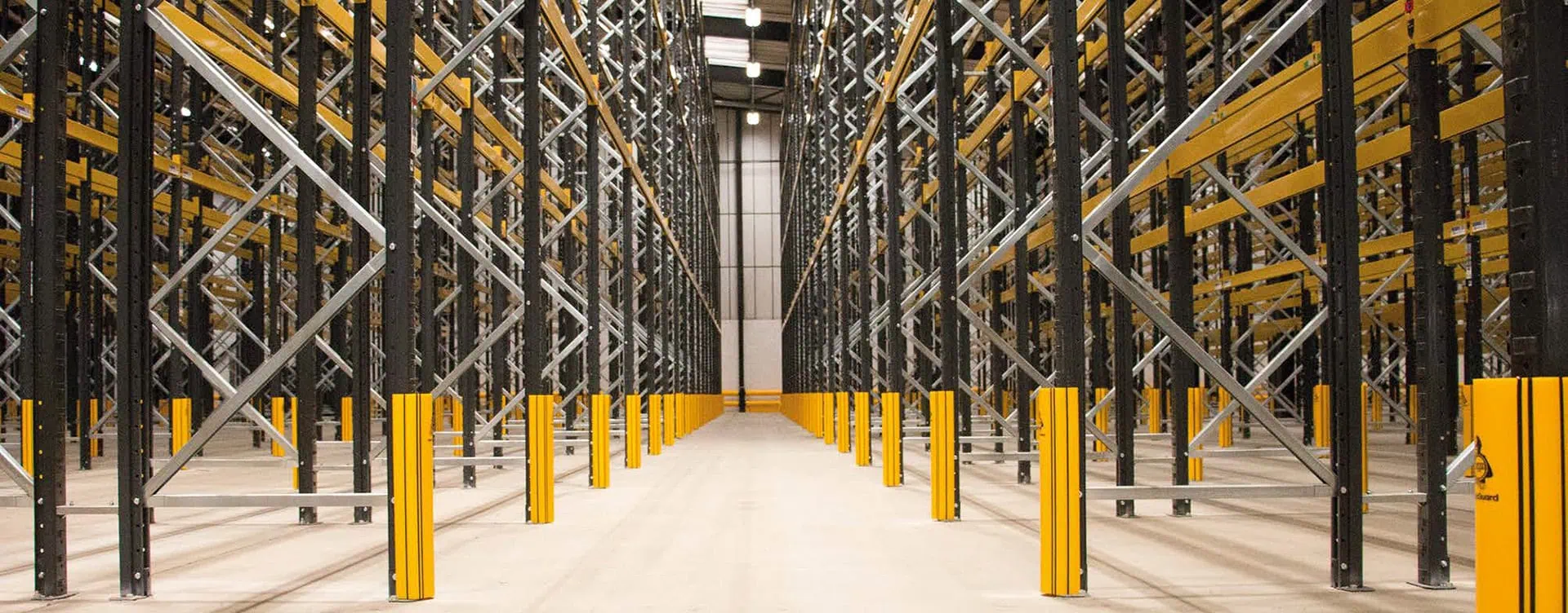 Protector de puntal de estantería RackGuard instalado en racks industriales
